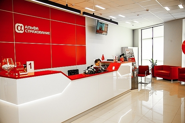 Дерматолог консультирует пациента